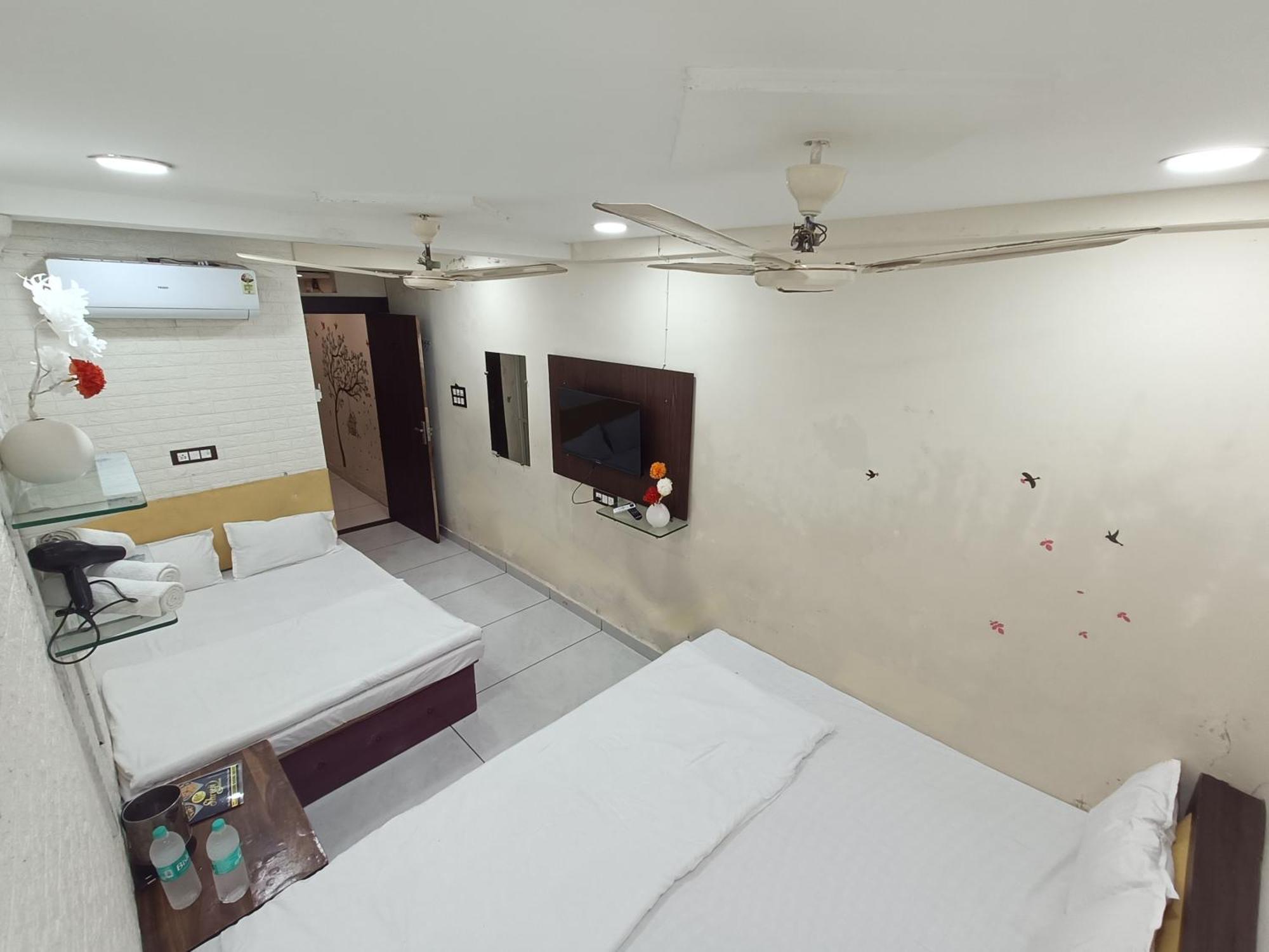 Hotel S Tower Ujjain Bagian luar foto