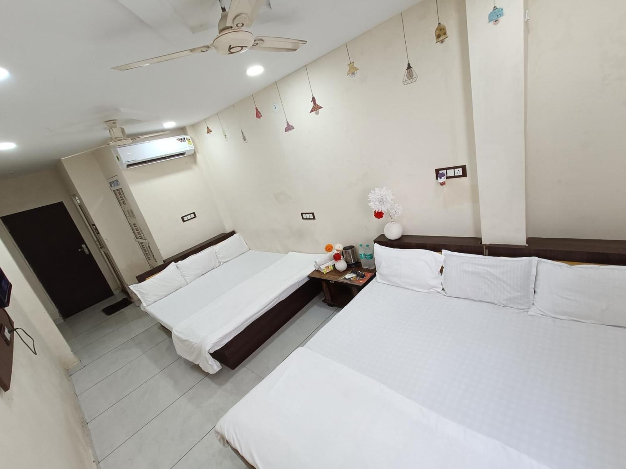 Hotel S Tower Ujjain Bagian luar foto