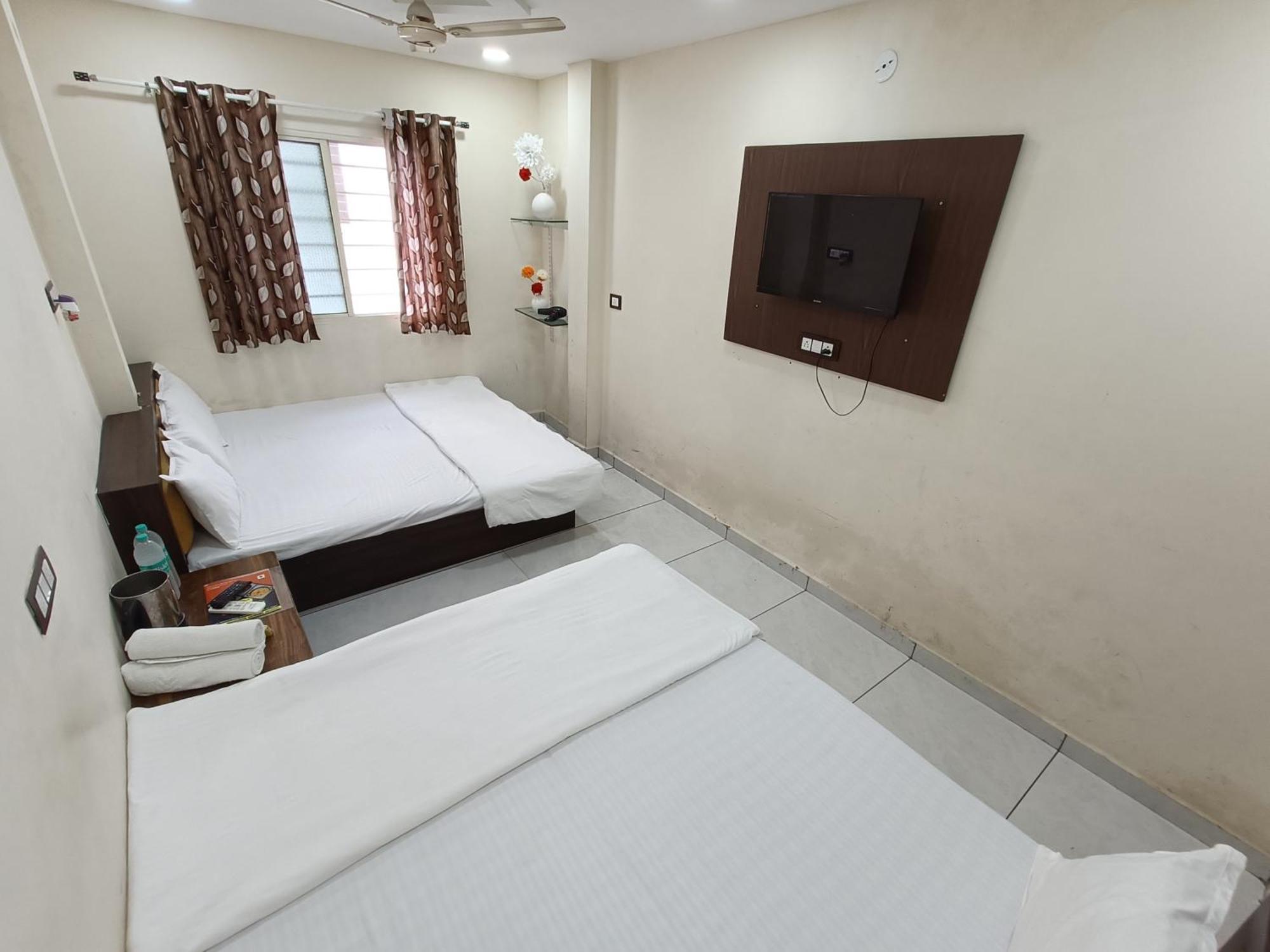 Hotel S Tower Ujjain Bagian luar foto