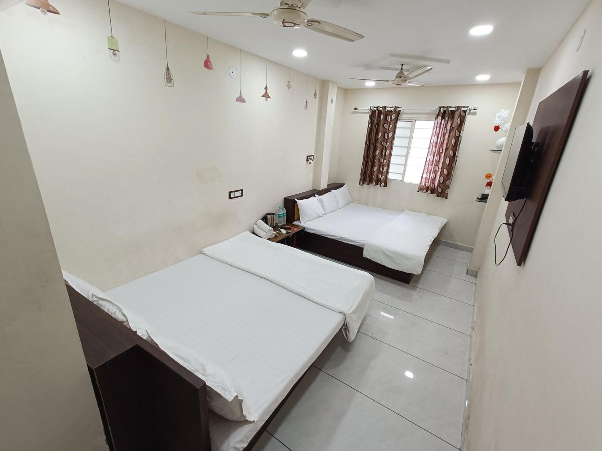Hotel S Tower Ujjain Bagian luar foto