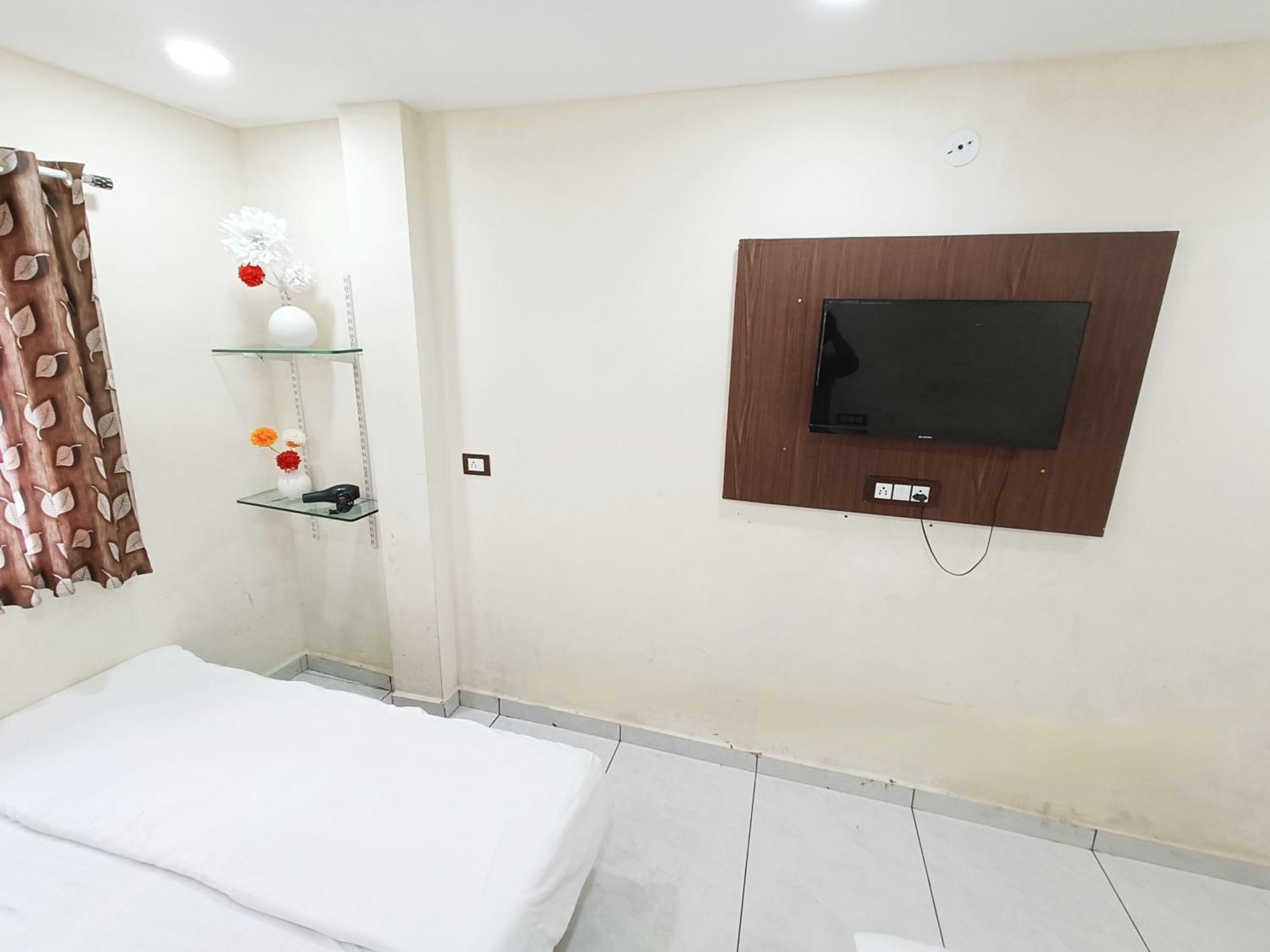 Hotel S Tower Ujjain Bagian luar foto
