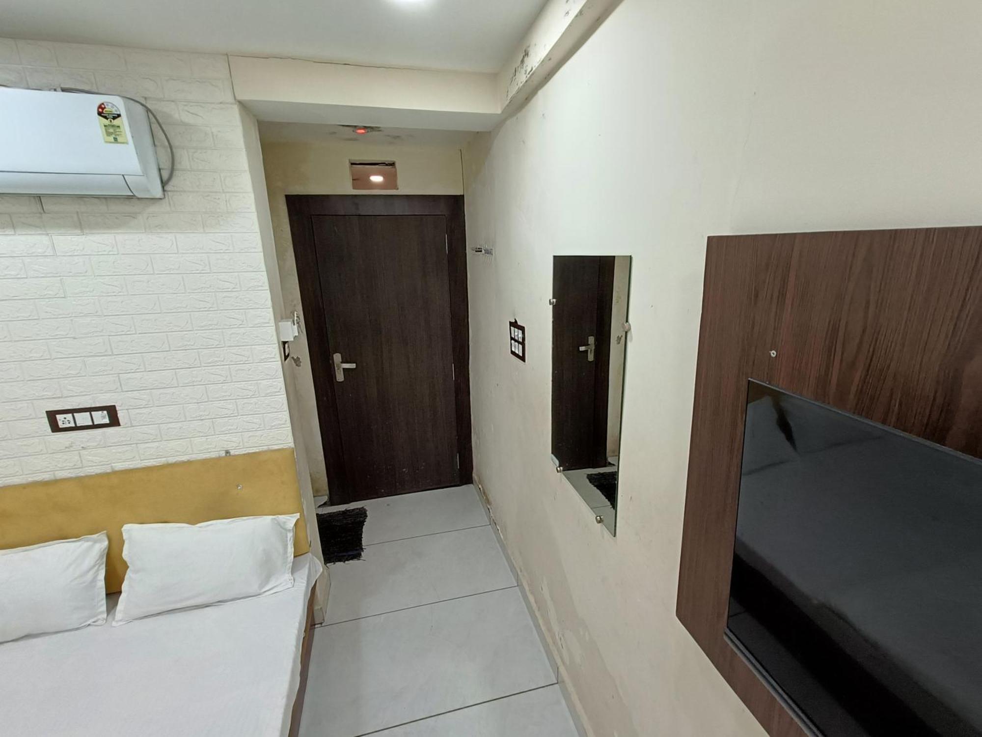 Hotel S Tower Ujjain Bagian luar foto