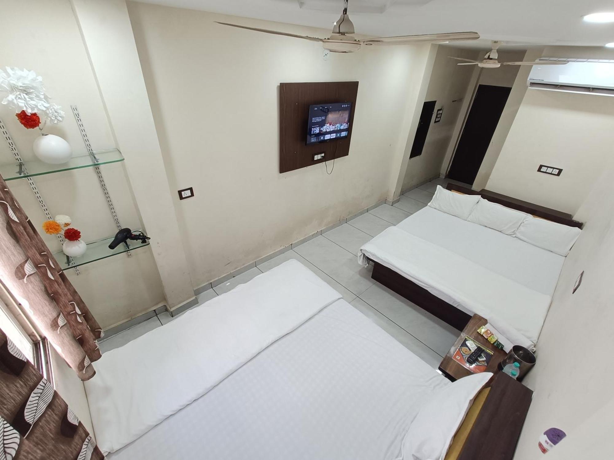 Hotel S Tower Ujjain Bagian luar foto